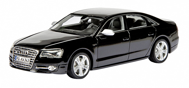 Audi S8. havannaschwarz
