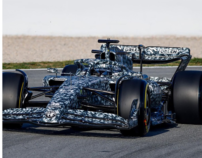 2022 Alfa Romeo Orlen C42, Test Barcelona, Robert Kubica Camouflage Decoration